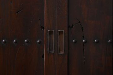 和製アンティーク　総ケヤキ材　深みのある風合いが魅力的な鉄帯付きの板戸(窓、建具)