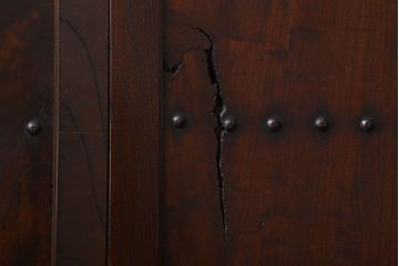 和製アンティーク　総ケヤキ材　深みのある風合いが魅力的な鉄帯付きの板戸(窓、建具)