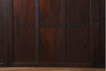 和製アンティーク　総ケヤキ材　深みのある風合いが魅力的な鉄帯付きの板戸(窓、建具)