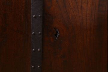 和製アンティーク　総ケヤキ材　深みのある風合いが魅力的な鉄帯付きの板戸(窓、建具)