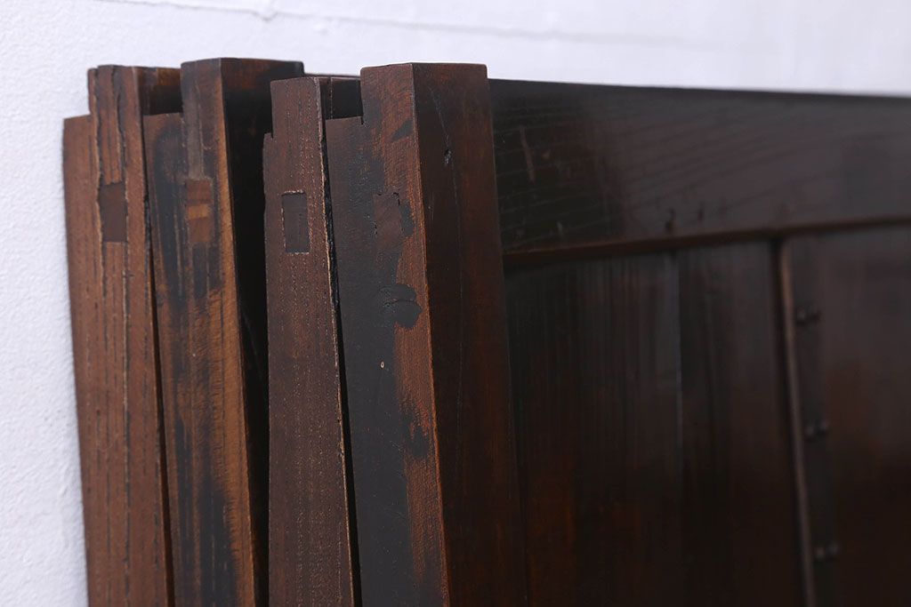 和製アンティーク　総ケヤキ材　深みのある風合いが魅力的な鉄帯付きの板戸(窓、建具)