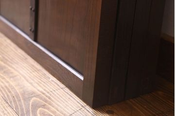 和製アンティーク　総ケヤキ材　深みのある風合いが魅力的な鉄帯付きの板戸(窓、建具)
