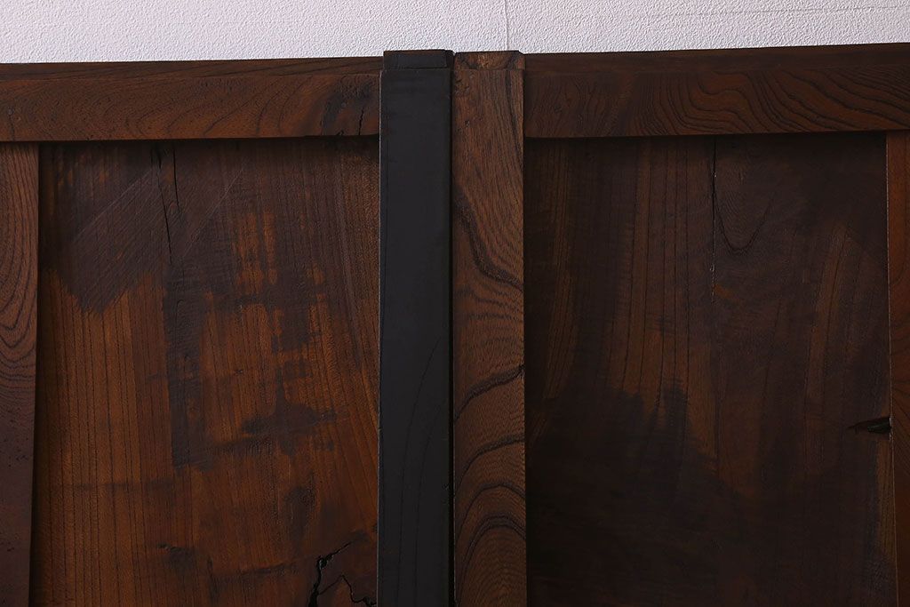 和製アンティーク　総ケヤキ材　深みのある風合いが魅力的な鉄帯付きの板戸(窓、建具)