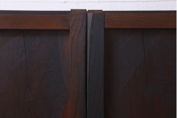和製アンティーク　総ケヤキ材　深みのある風合いが魅力的な鉄帯付きの板戸(窓、建具)