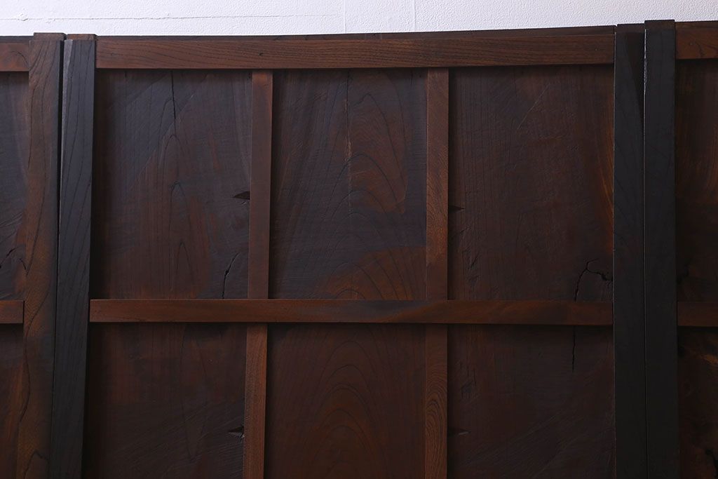 和製アンティーク　総ケヤキ材　深みのある風合いが魅力的な鉄帯付きの板戸(窓、建具)