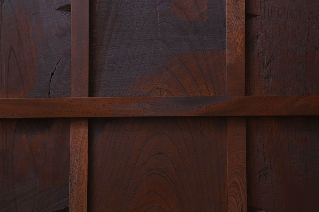 和製アンティーク　総ケヤキ材　深みのある風合いが魅力的な鉄帯付きの板戸(窓、建具)