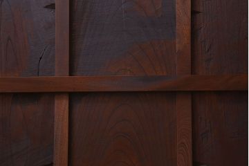 和製アンティーク　総ケヤキ材　深みのある風合いが魅力的な鉄帯付きの板戸(窓、建具)