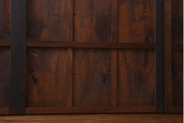 和製アンティーク　総ケヤキ材　深みのある風合いが魅力的な鉄帯付きの板戸(窓、建具)