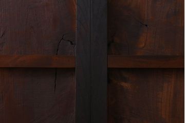 和製アンティーク　総ケヤキ材　深みのある風合いが魅力的な鉄帯付きの板戸(窓、建具)