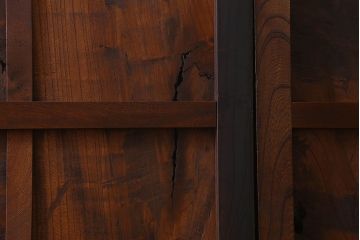 和製アンティーク　総ケヤキ材　深みのある風合いが魅力的な鉄帯付きの板戸(窓、建具)