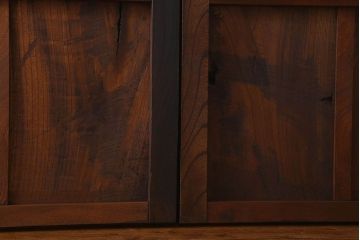 和製アンティーク　総ケヤキ材　深みのある風合いが魅力的な鉄帯付きの板戸(窓、建具)