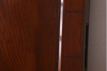 極上品　総ケヤキ材　美しい漆塗りが魅力的な新潟産アンティーク蔵戸(建具、玄関戸)