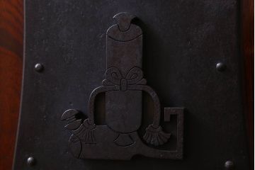 極上品　総ケヤキ材　美しい漆塗りが魅力的な新潟産アンティーク蔵戸(建具、玄関戸)