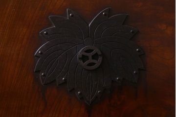 和製アンティーク　総ケヤキ材　美しい漆塗りが施された蔵戸(建具)