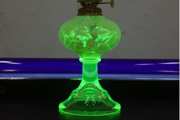 アンティーク雑貨　アメリカ製　植物のモチーフが可愛らしいワセリンガラスのオイルランプ
