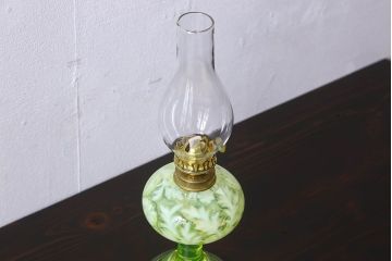 アンティーク雑貨　アメリカ製　植物のモチーフが可愛らしいワセリンガラスのオイルランプ
