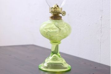 アンティーク雑貨　アメリカ製　植物のモチーフが可愛らしいワセリンガラスのオイルランプ
