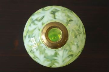 アンティーク雑貨　アメリカ製　植物のモチーフが可愛らしいワセリンガラスのオイルランプ