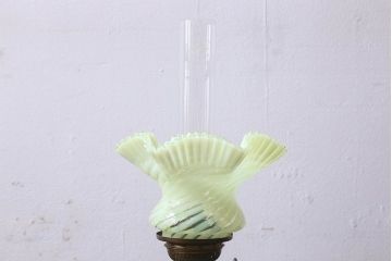 アンティーク雑貨　フランスアンティーク　細かなフリルがお洒落なウランガラスのオイルランプ