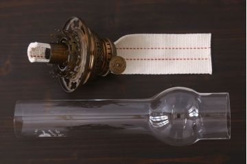 アンティーク雑貨　フランスアンティーク　細かなフリルがお洒落なウランガラスのオイルランプ