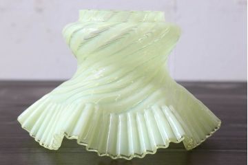 アンティーク雑貨　フランスアンティーク　細かなフリルがお洒落なウランガラスのオイルランプ