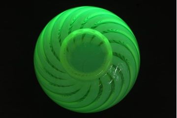 アンティーク雑貨　フランスアンティーク　細かなフリルがお洒落なウランガラスのオイルランプ