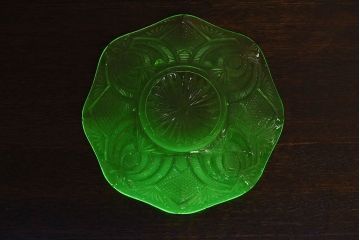 アンティーク雑貨　アンティーク　大正期　爽やかな色合いのウランガラスの中皿(器、プレスガラス)