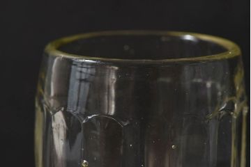 アンティーク雑貨　大正〜昭和期　レトロな雰囲気漂うプレスガラス製グラス(コップ)