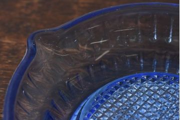 アンティーク雑貨　昭和レトロ　色ガラスのおろし器(プレスガラス)