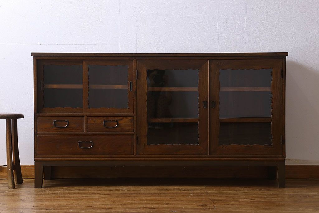 アンティーク家具　お洒落で可愛らしいアンティークローボード(サイドボード、テレビボード、TVボード)