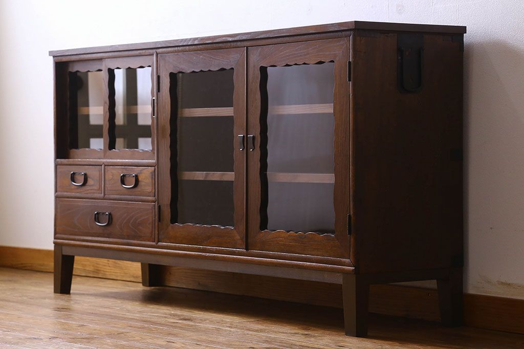 アンティーク家具　お洒落で可愛らしいアンティークローボード(サイドボード、テレビボード、TVボード)