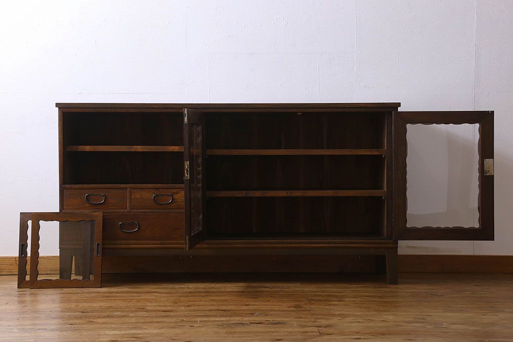 アンティーク家具　お洒落で可愛らしいアンティークローボード(サイドボード、テレビボード、TVボード)