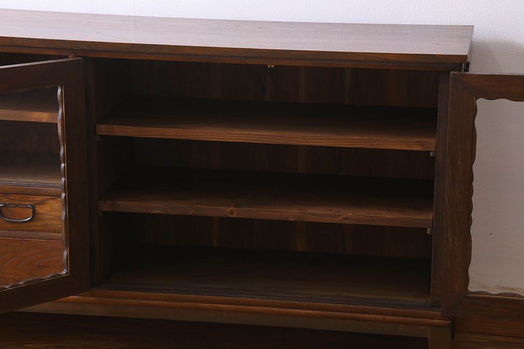 アンティーク家具　お洒落で可愛らしいアンティークローボード(サイドボード、テレビボード、TVボード)