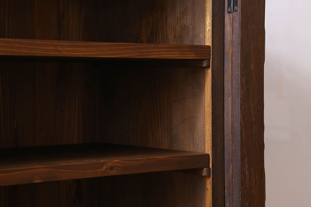 アンティーク家具　お洒落で可愛らしいアンティークローボード(サイドボード、テレビボード、TVボード)