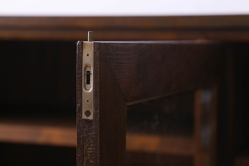 アンティーク家具　お洒落で可愛らしいアンティークローボード(サイドボード、テレビボード、TVボード)