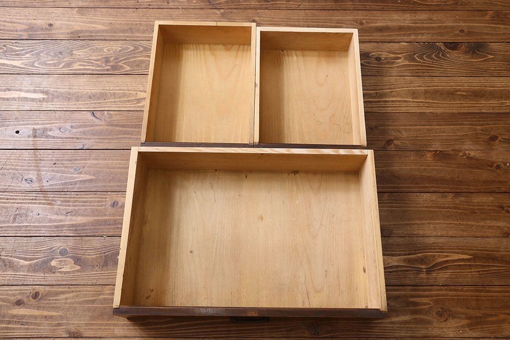 アンティーク家具　お洒落で可愛らしいアンティークローボード(サイドボード、テレビボード、TVボード)