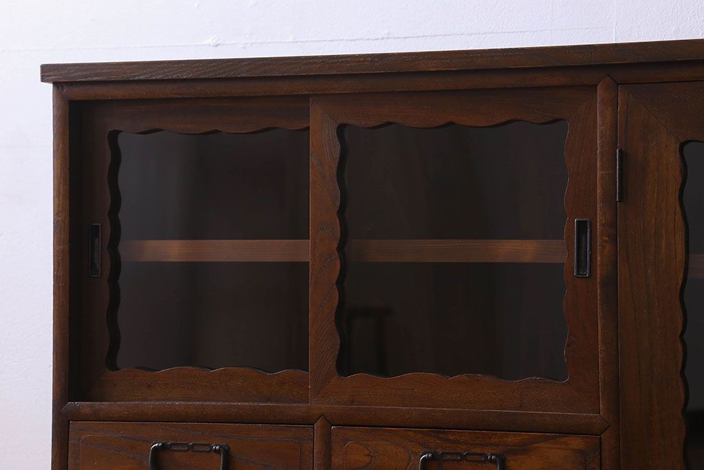 アンティーク家具　お洒落で可愛らしいアンティークローボード(サイドボード、テレビボード、TVボード)