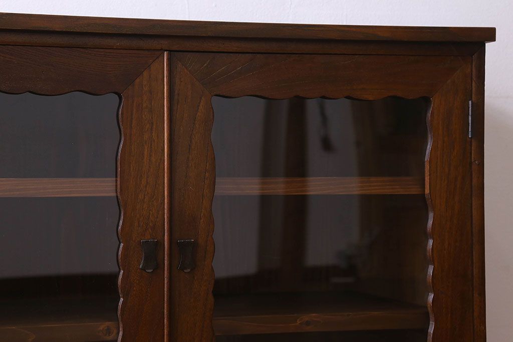 アンティーク家具　お洒落で可愛らしいアンティークローボード(サイドボード、テレビボード、TVボード)