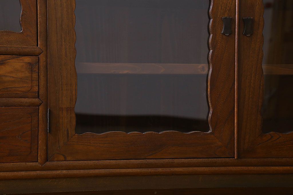 アンティーク家具　お洒落で可愛らしいアンティークローボード(サイドボード、テレビボード、TVボード)