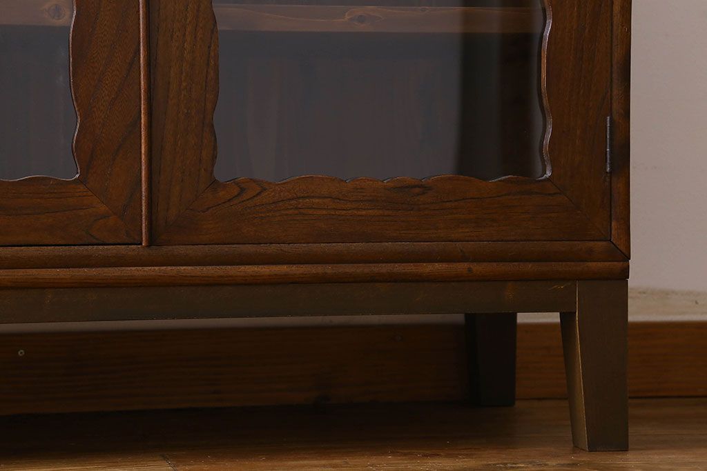 アンティーク家具　お洒落で可愛らしいアンティークローボード(サイドボード、テレビボード、TVボード)