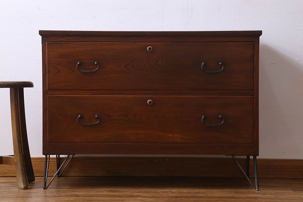 アンティーク家具　和製アンティーク　漆塗りが上品な鉄脚付きチェスト(箪笥、タンス、引き出し)