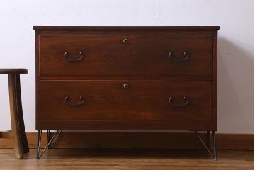 アンティーク家具　和製アンティーク　漆塗りが上品な鉄脚付きチェスト(箪笥、タンス、引き出し)