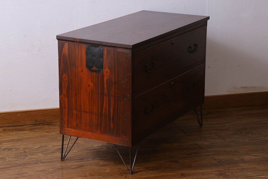 アンティーク家具　和製アンティーク　漆塗りが上品な鉄脚付きチェスト(箪笥、タンス、引き出し)