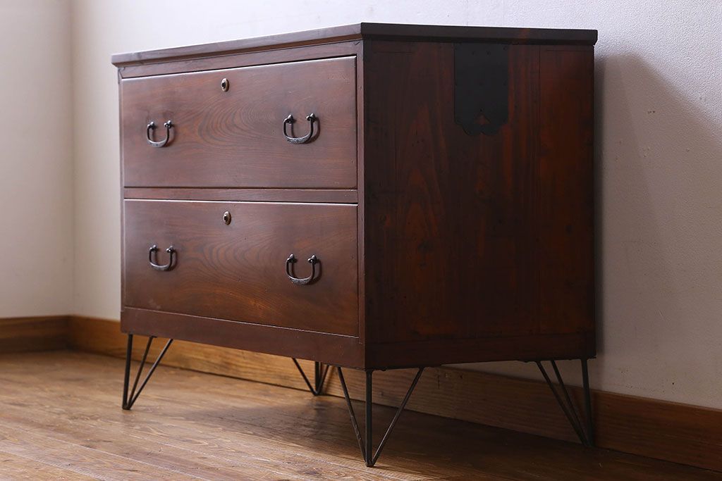 アンティーク家具　和製アンティーク　漆塗りが上品な鉄脚付きチェスト(箪笥、タンス、引き出し)