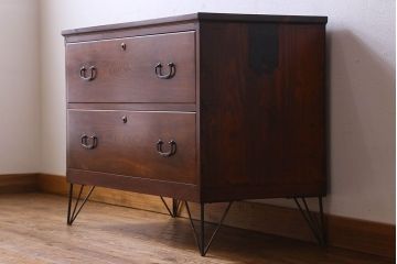 アンティーク家具　和製アンティーク　漆塗りが上品な鉄脚付きチェスト(箪笥、タンス、引き出し)