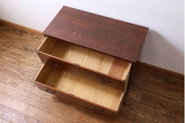 アンティーク家具　和製アンティーク　漆塗りが上品な鉄脚付きチェスト(箪笥、タンス、引き出し)