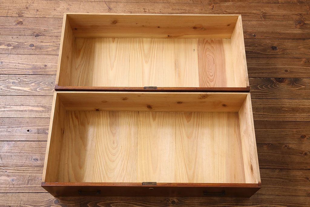 アンティーク家具　和製アンティーク　漆塗りが上品な鉄脚付きチェスト(箪笥、タンス、引き出し)