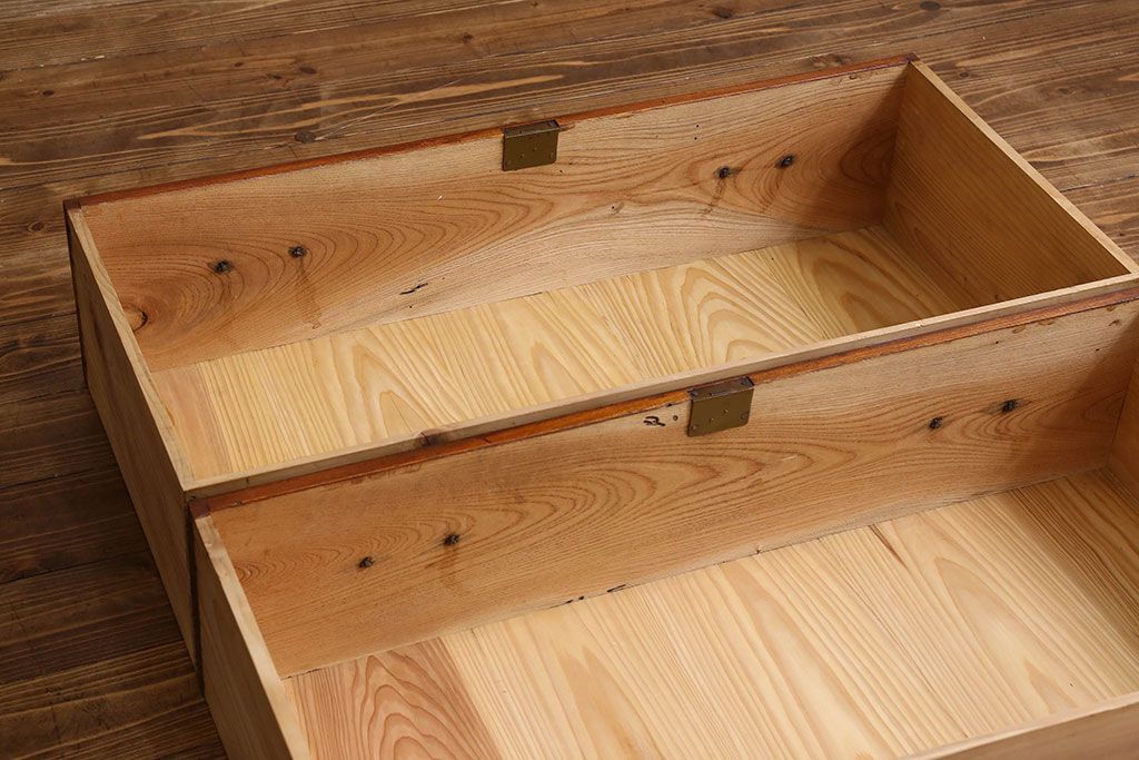 アンティーク家具　和製アンティーク　漆塗りが上品な鉄脚付きチェスト(箪笥、タンス、引き出し)