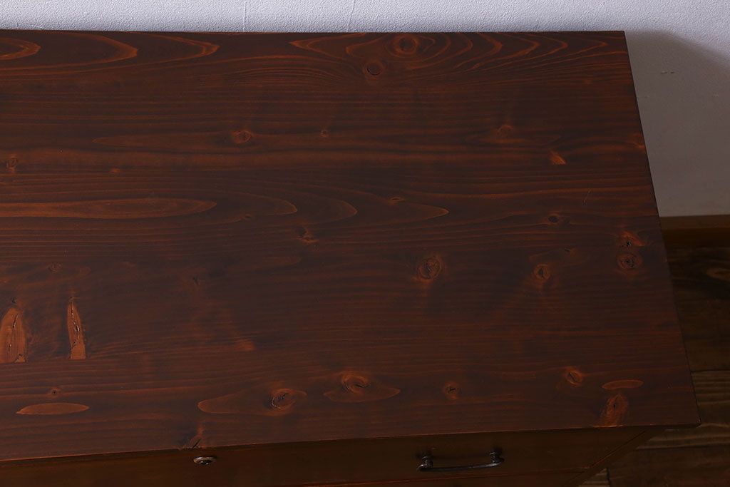 アンティーク家具　和製アンティーク　漆塗りが上品な鉄脚付きチェスト(箪笥、タンス、引き出し)