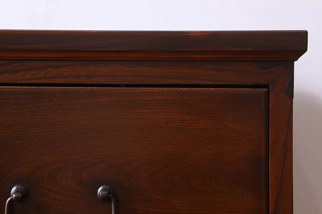 アンティーク家具　和製アンティーク　漆塗りが上品な鉄脚付きチェスト(箪笥、タンス、引き出し)
